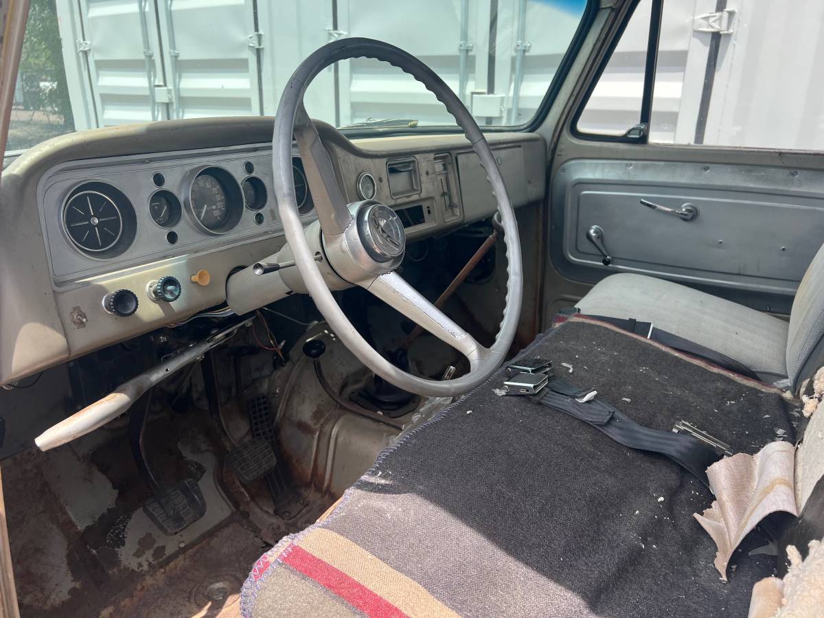 Gmc-Carryall-1960-grey-1