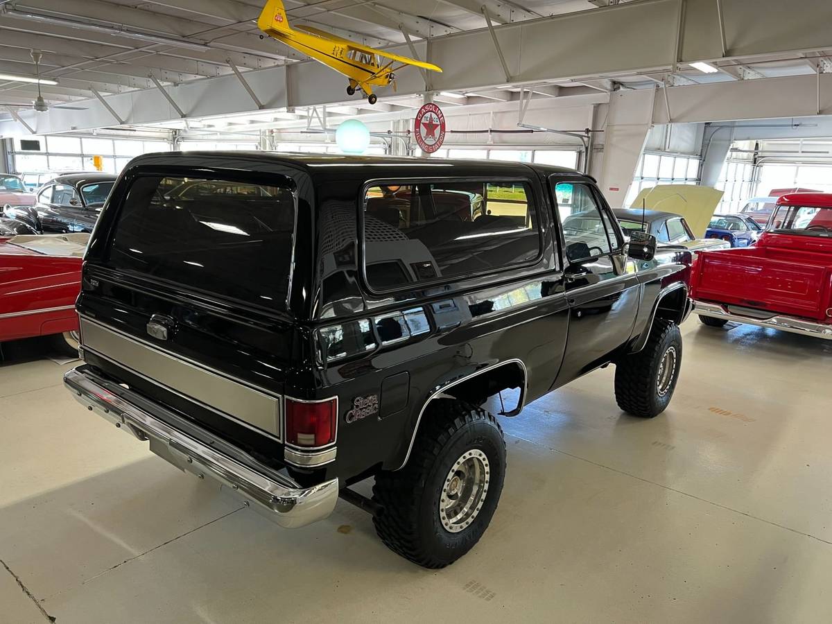Gmc-Jimmy-12-ton-nominal-1988-black-1