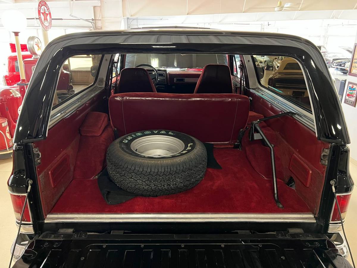 Gmc-Jimmy-12-ton-nominal-1988-black-13