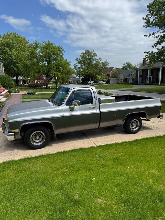 Gmc-Sierra.-classic-pickuptruck-1985-silver