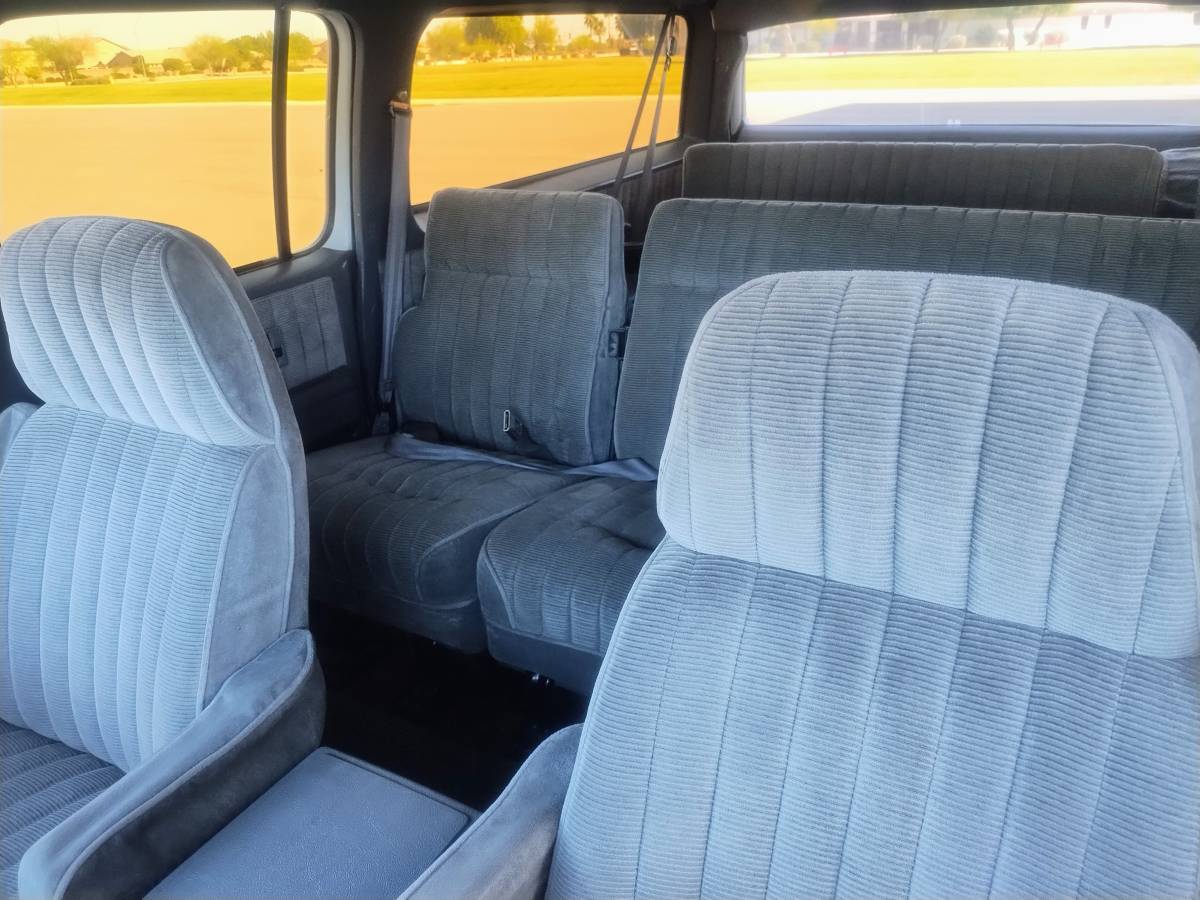 Gmc-Suburban-1500-4x4-1989-white-5