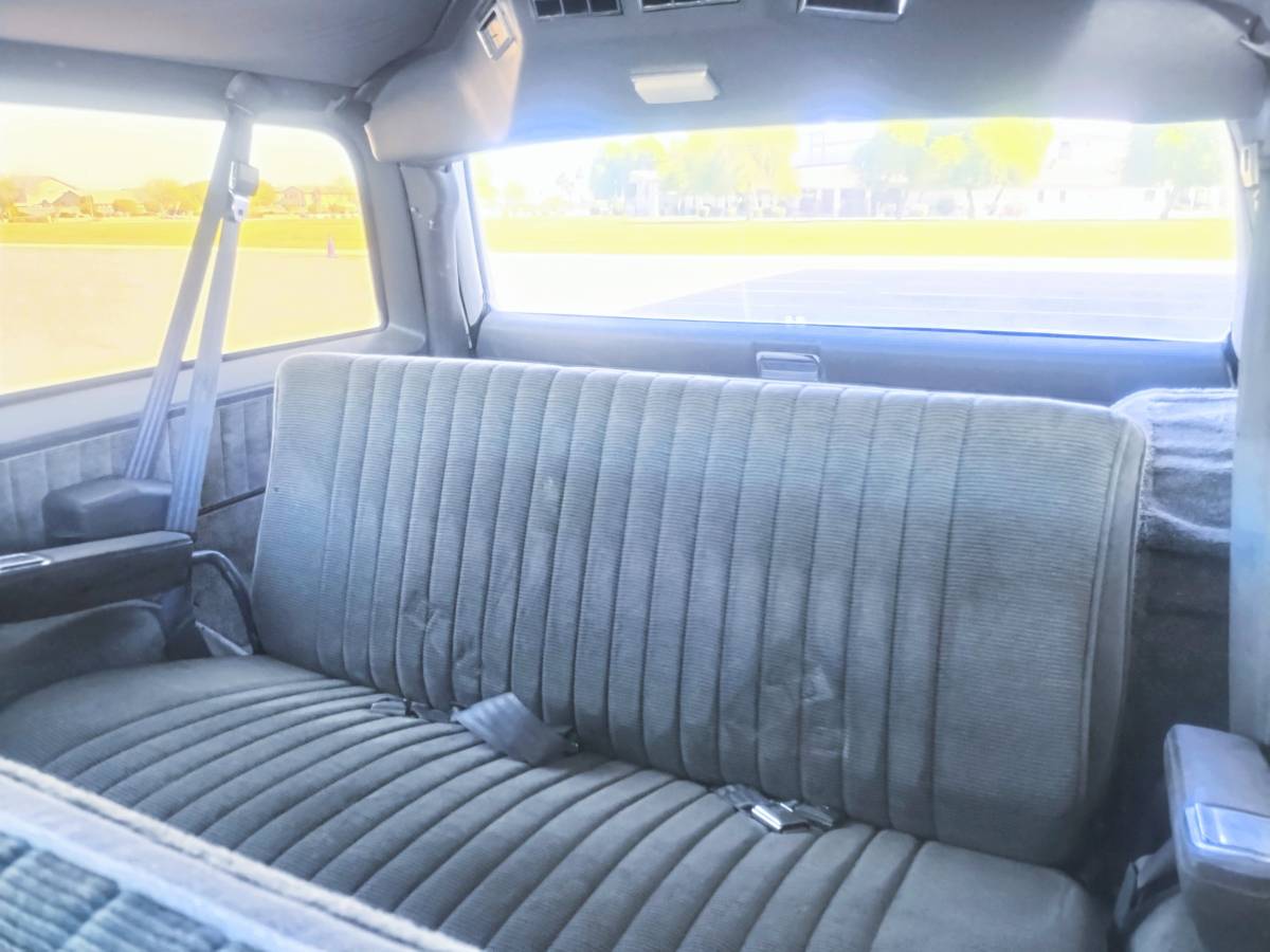 Gmc-Suburban-1500-4x4-1989-white-7