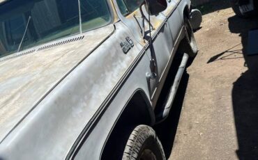Gmc-Suburban-2500-1976-blue-1