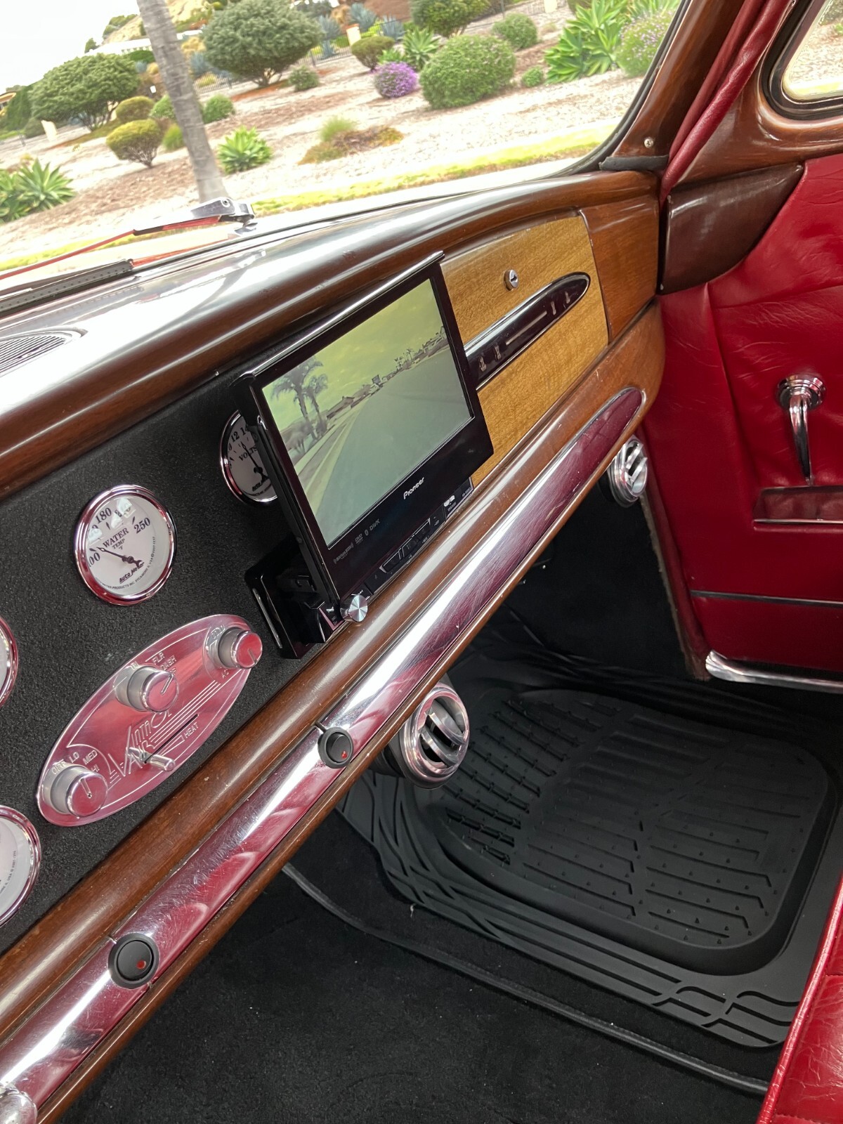Hudson-CHRYSLER-440-ENGINE-727-TRANSMISSION-FORD-9-TRACTION-LOCK-REAR-1949-Coupe-11