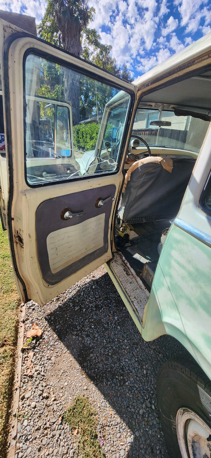 International-Harvester-Travelall-120-1962-SUV-4