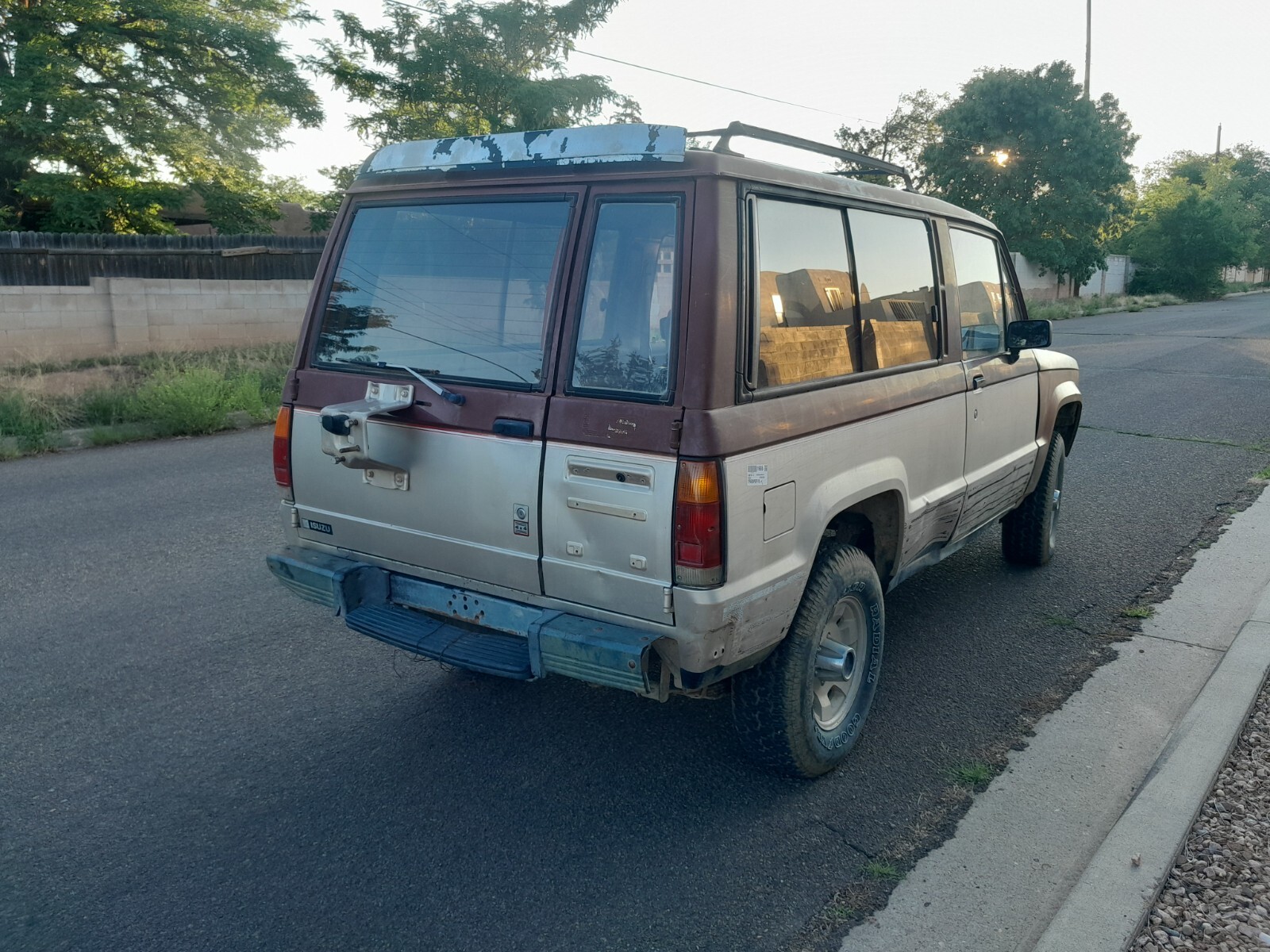 Isuzu-Trooper-1985-SUV-12