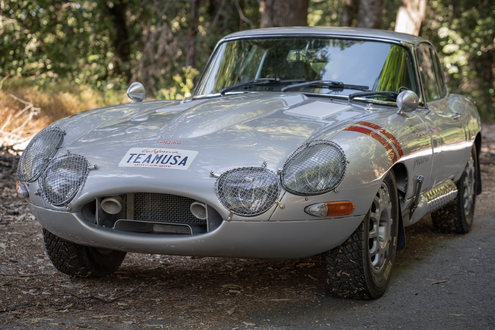 Jaguar-E-Type-1965-Coupe-1