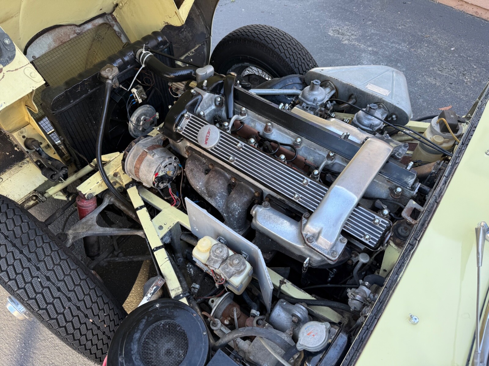 Jaguar-E-Type-1968-16