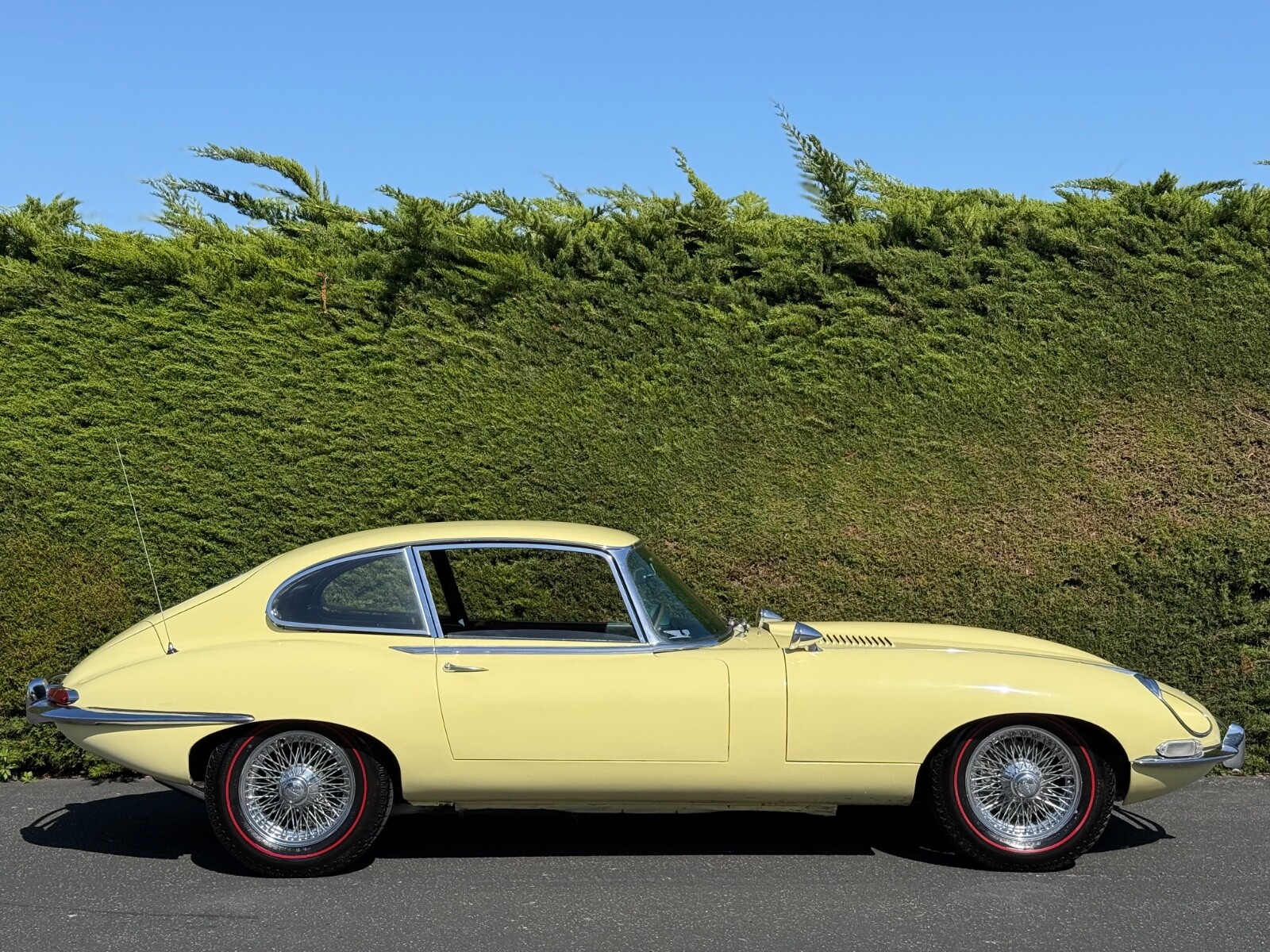 Jaguar-E-Type-1968-4