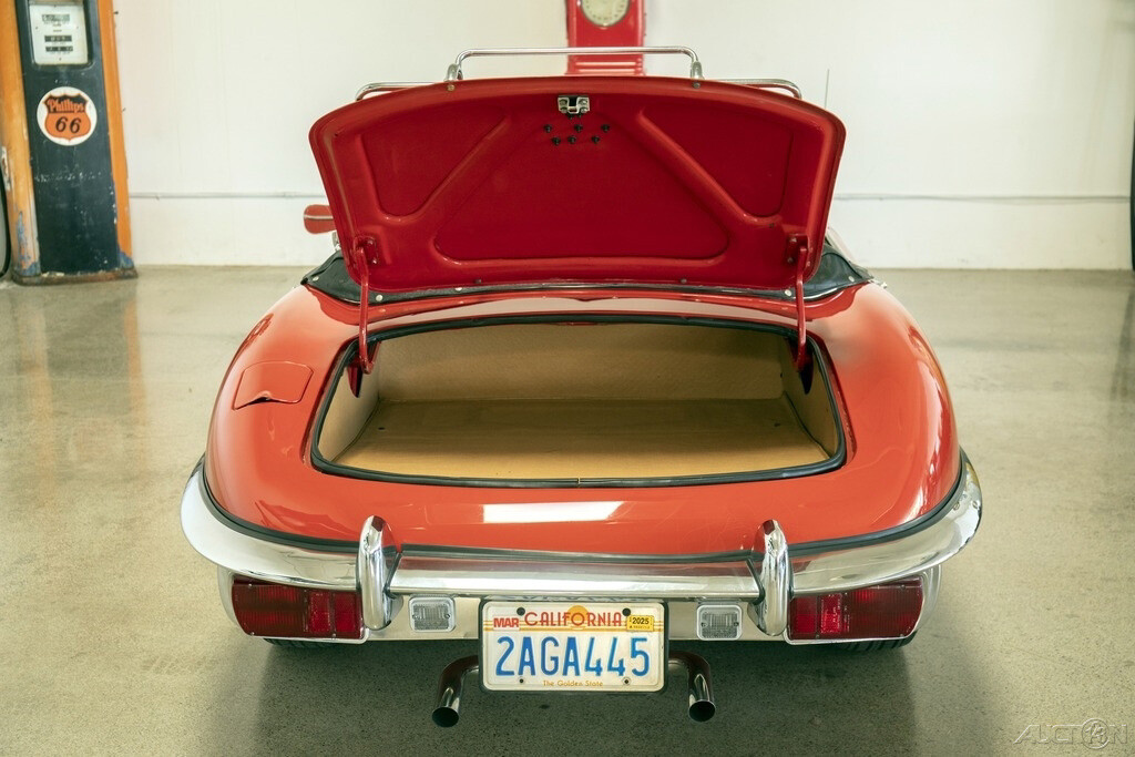 Jaguar-E-Type-1969-Convertible-13