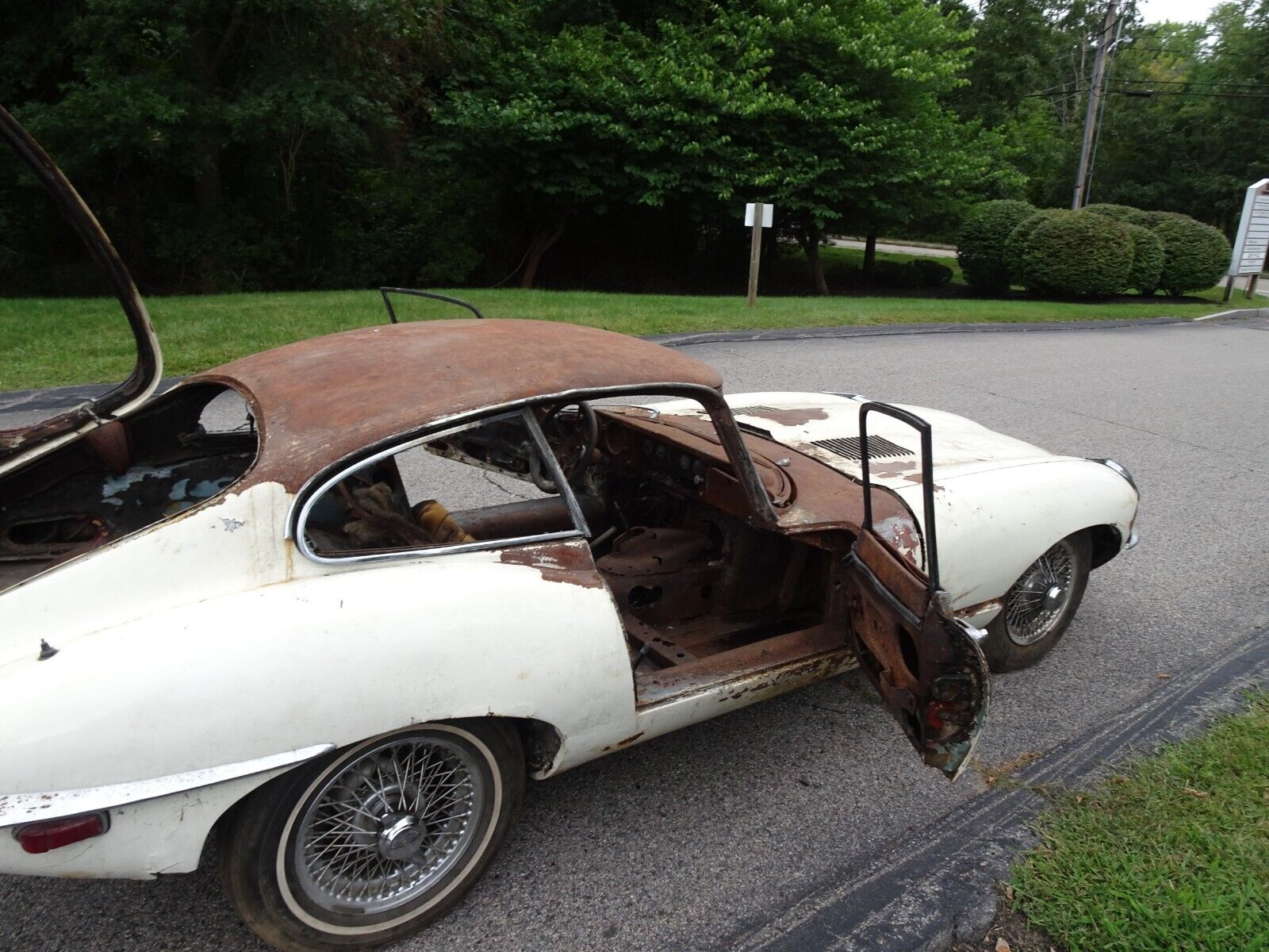 Jaguar-E-Type-1971-Coupe-8
