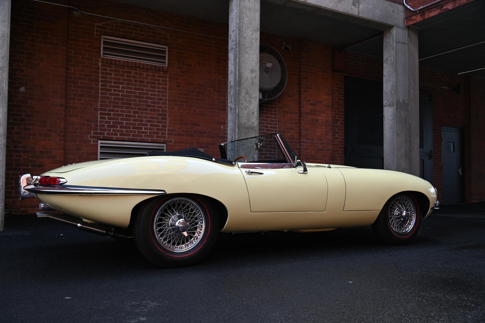 Jaguar-E-Type-Series-1-4.2-Roads-1967-10