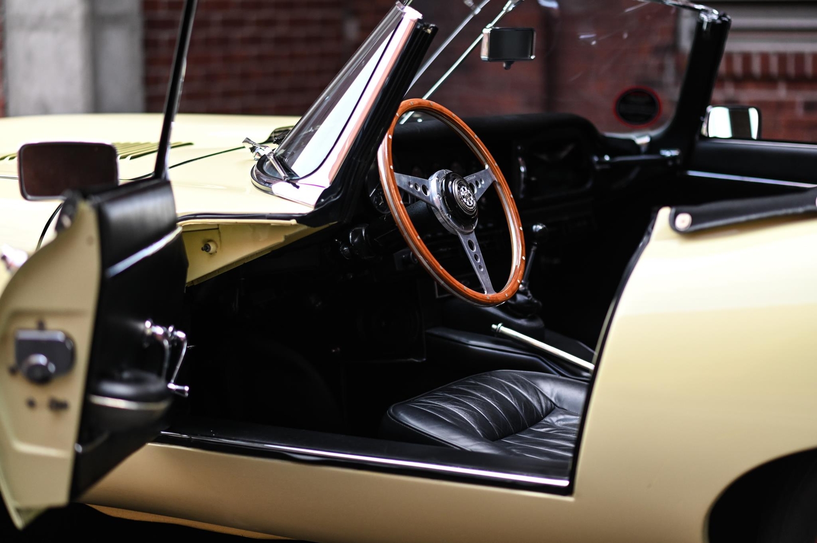 Jaguar-E-Type-Series-1-4.2-Roads-1967-11