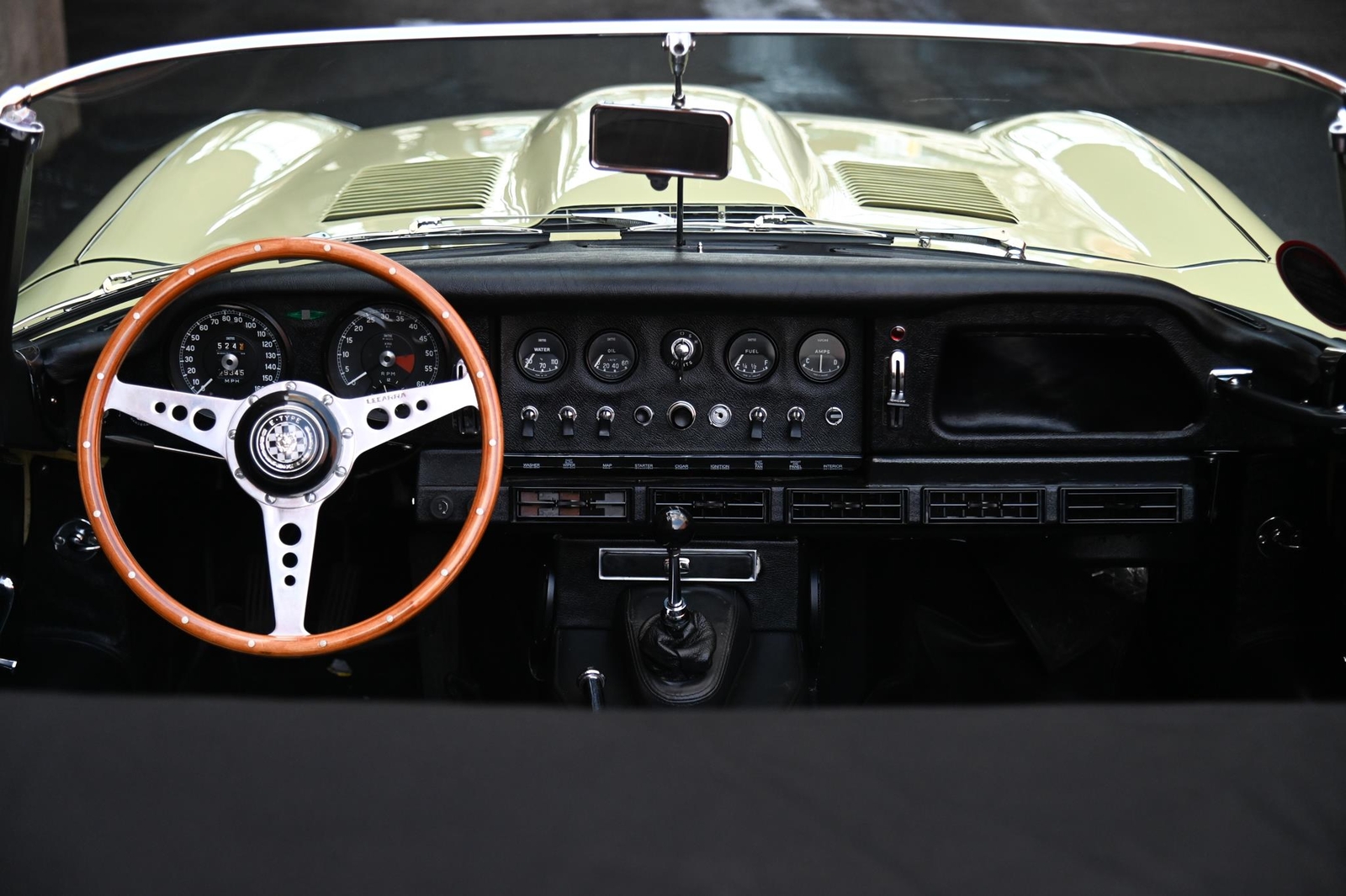 Jaguar-E-Type-Series-1-4.2-Roads-1967-12
