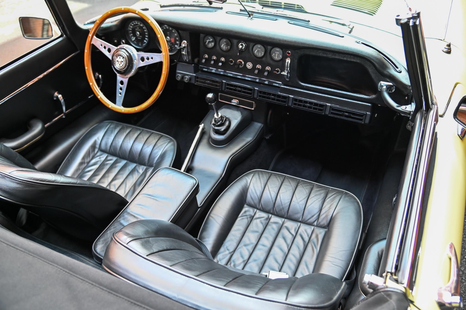 Jaguar-E-Type-Series-1-4.2-Roads-1967-19