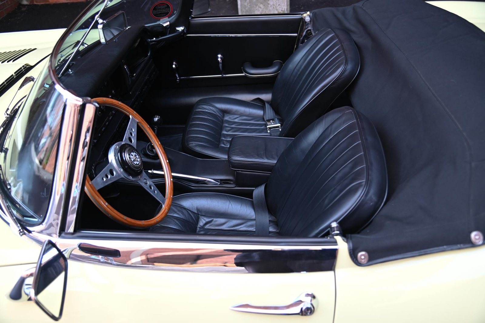 Jaguar-E-Type-Series-1-4.2-Roads-1967-23