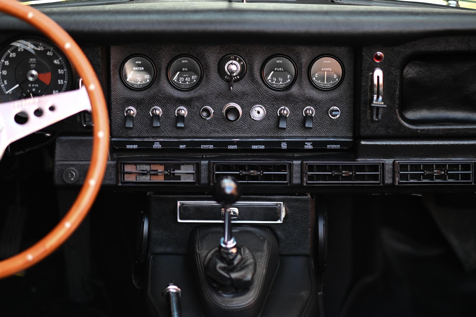 Jaguar-E-Type-Series-1-4.2-Roads-1967-26