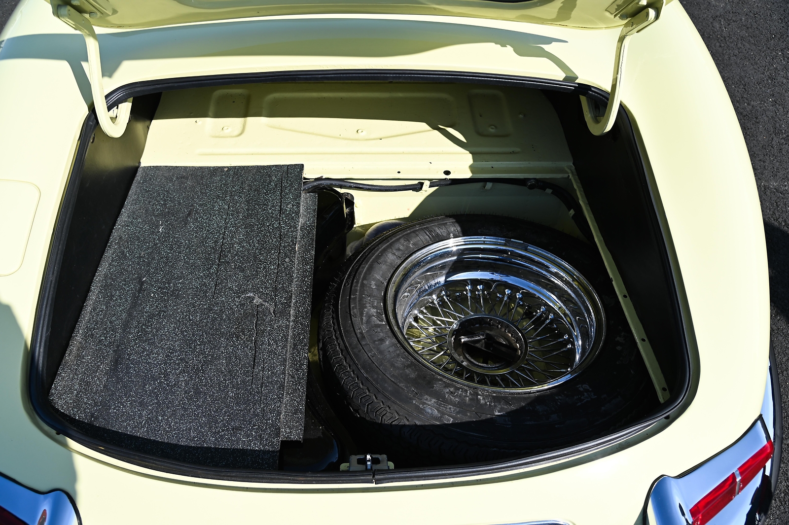 Jaguar-E-Type-Series-1-4.2-Roads-1967-28