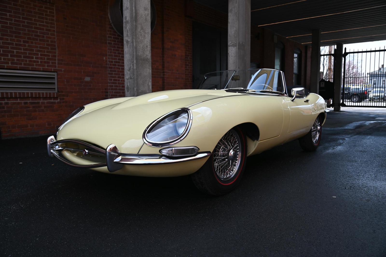 Jaguar-E-Type-Series-1-4.2-Roads-1967-3