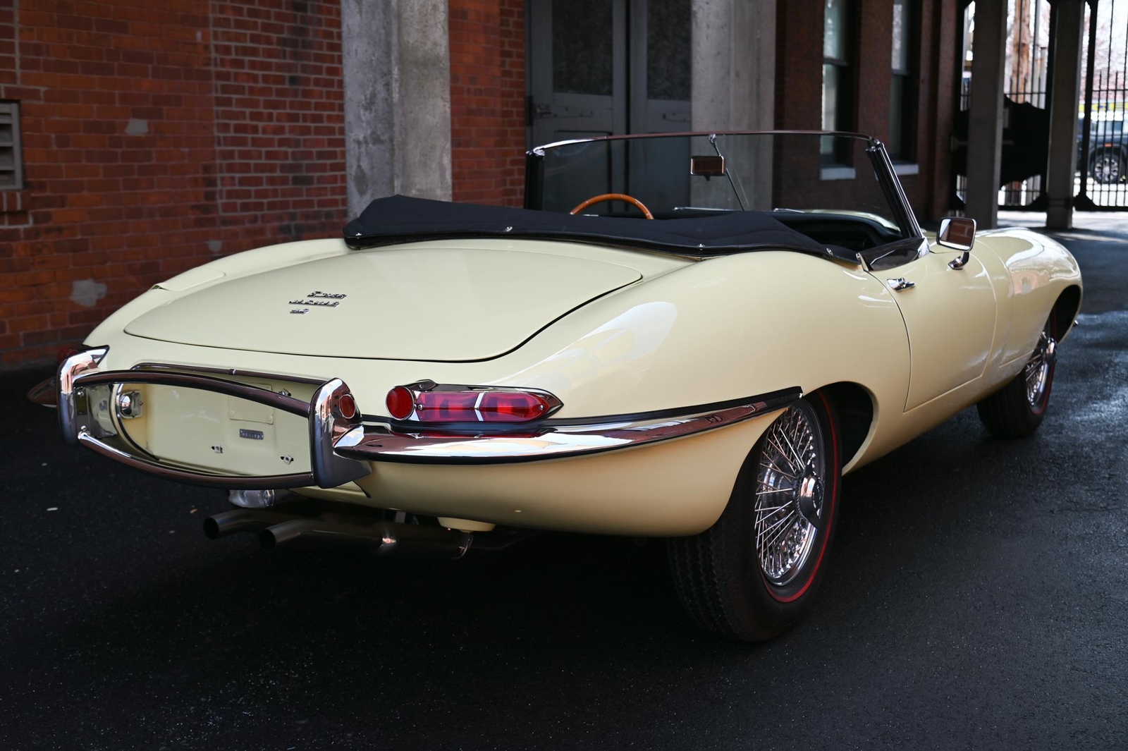 Jaguar-E-Type-Series-1-4.2-Roads-1967-6