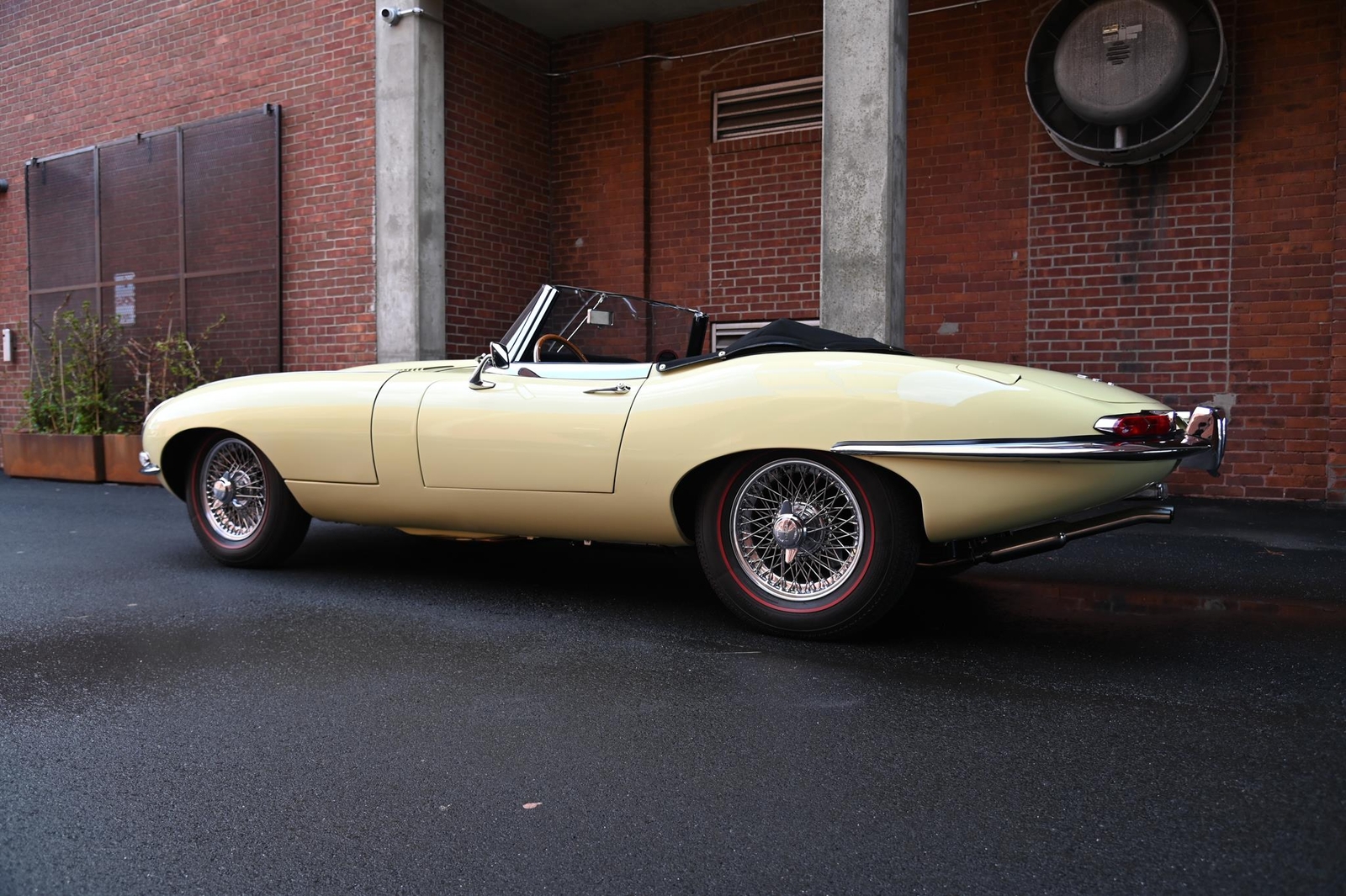 Jaguar-E-Type-Series-1-4.2-Roads-1967-9