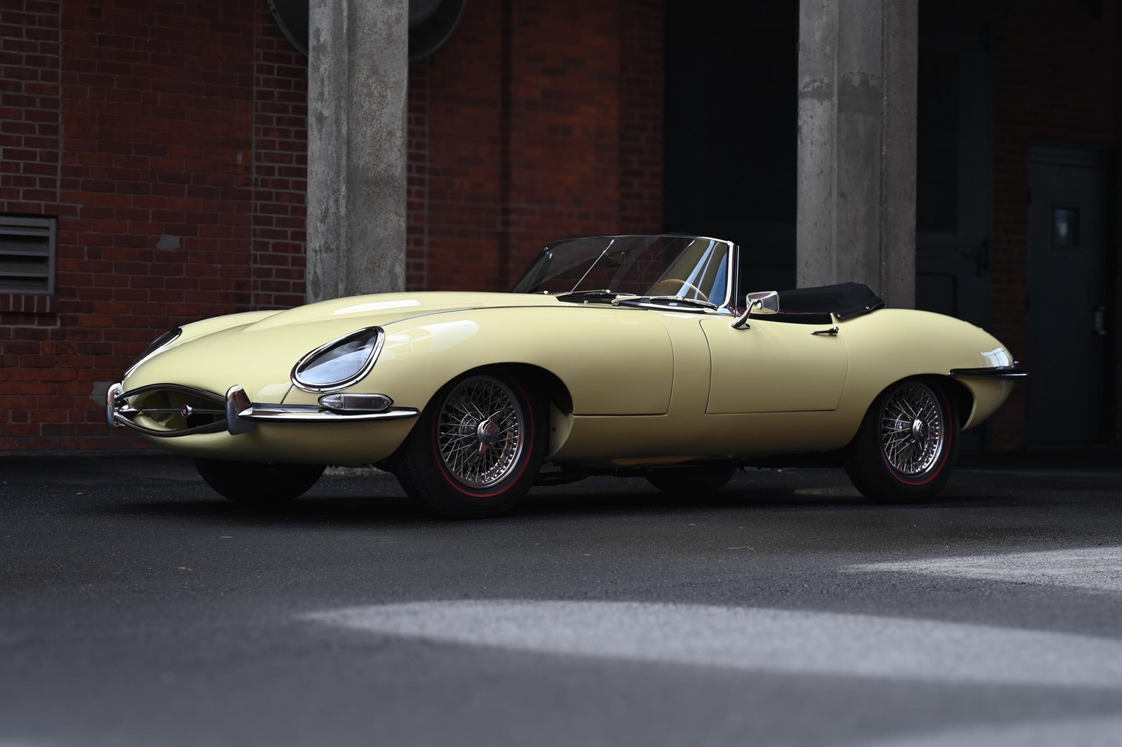 Jaguar-E-Type-Series-1-4.2-Roads-1967