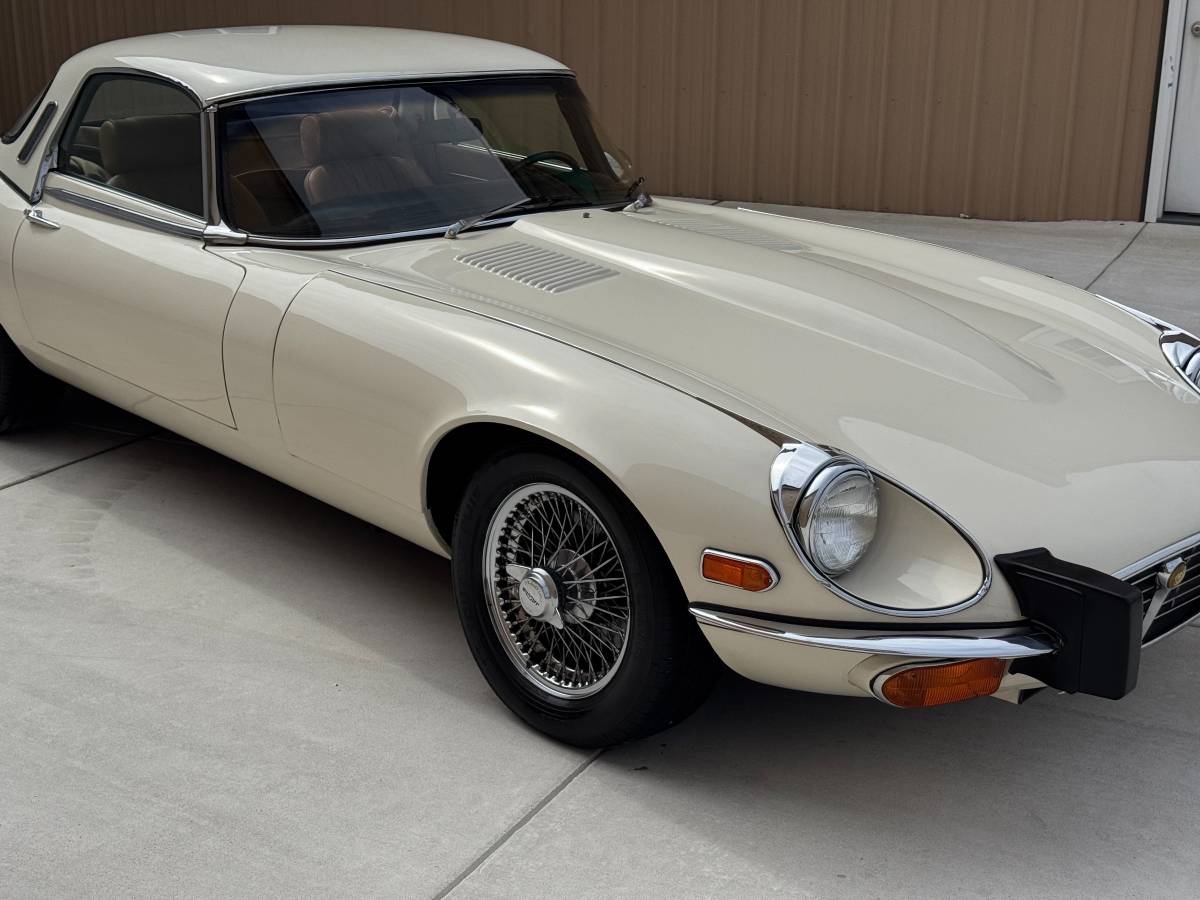 Jaguar-E-type-series-three-roadster-v-12-1974