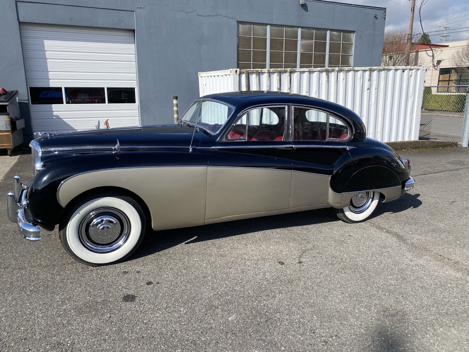 Jaguar-MK-IX-1961-4