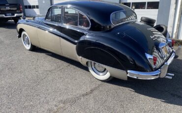 Jaguar-MK-IX-1961-5