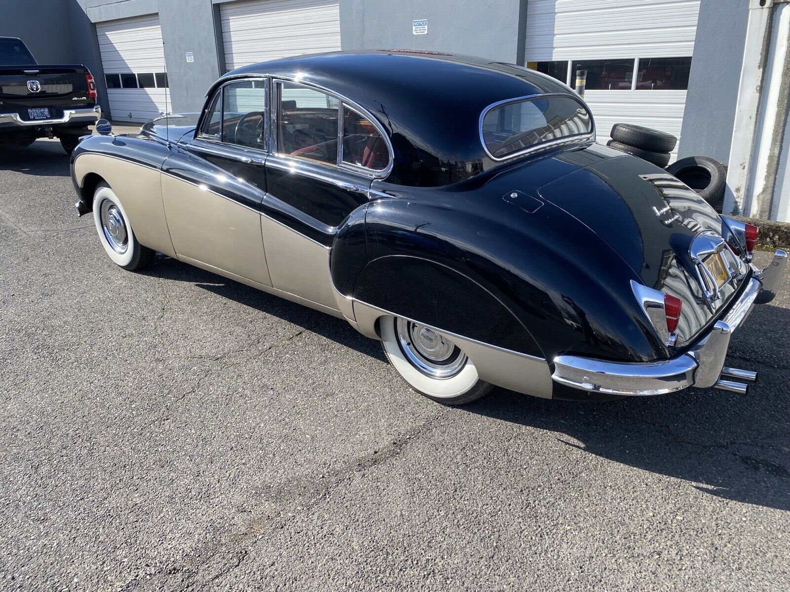 Jaguar-MK-IX-1961-5
