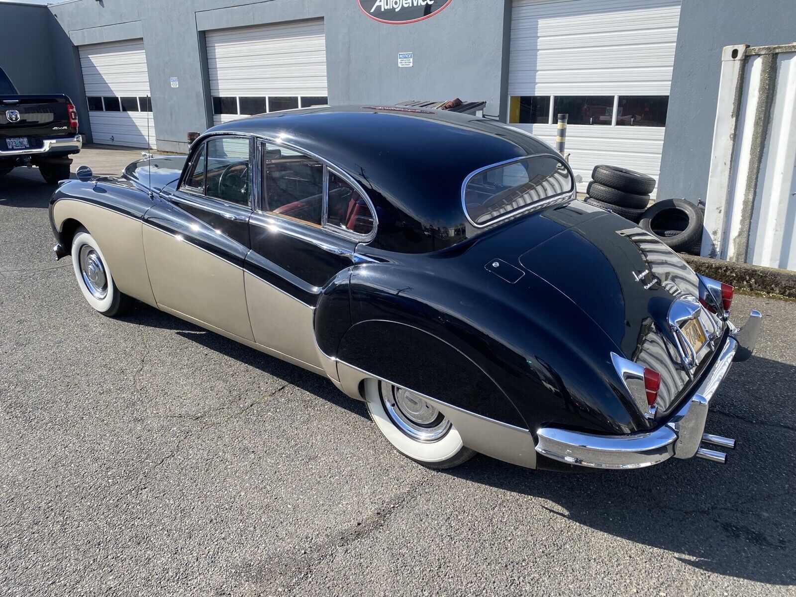 Jaguar-MK-IX-1961-6
