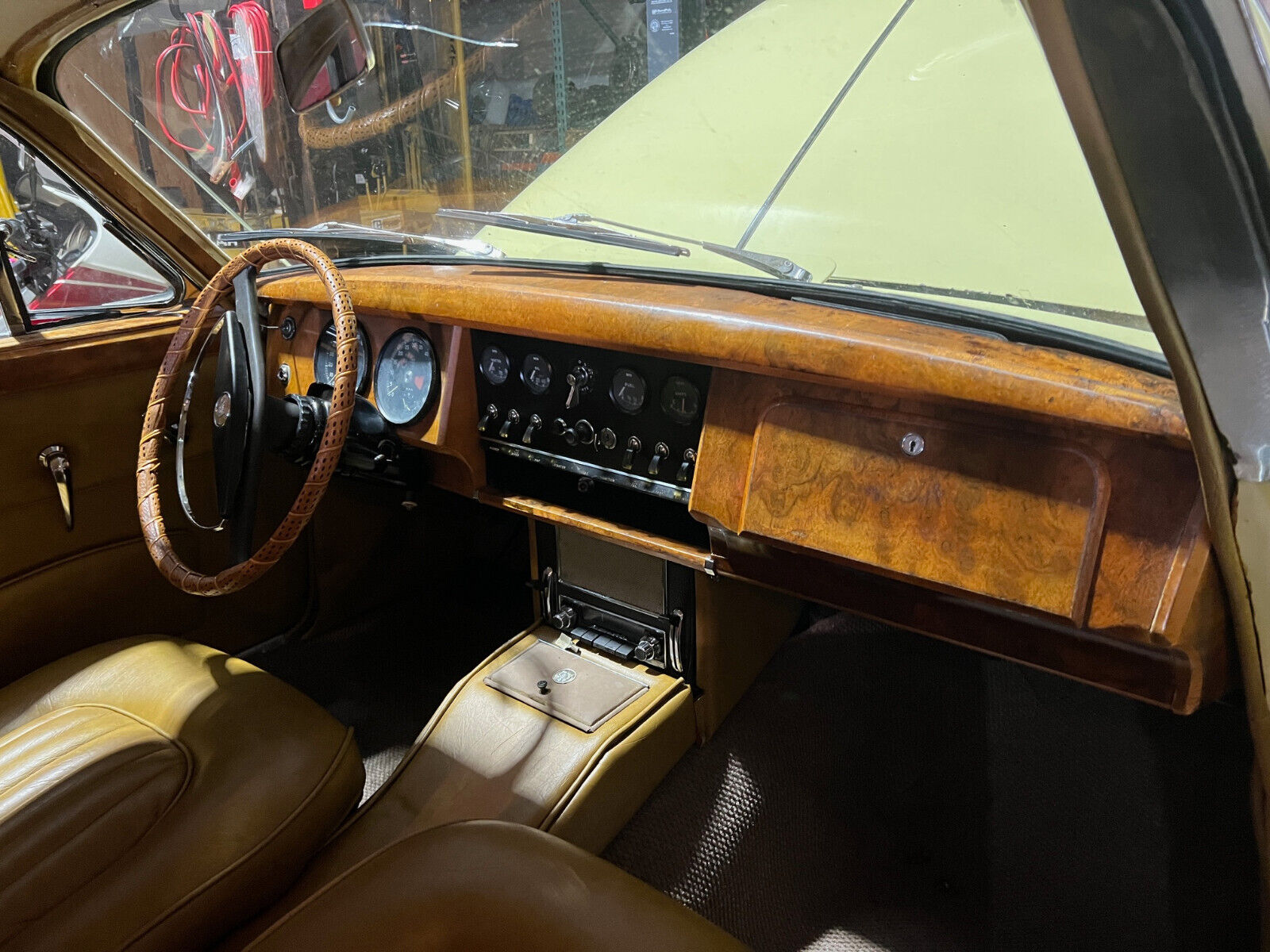 Jaguar-MK2-3.8-1959-Sedan-28