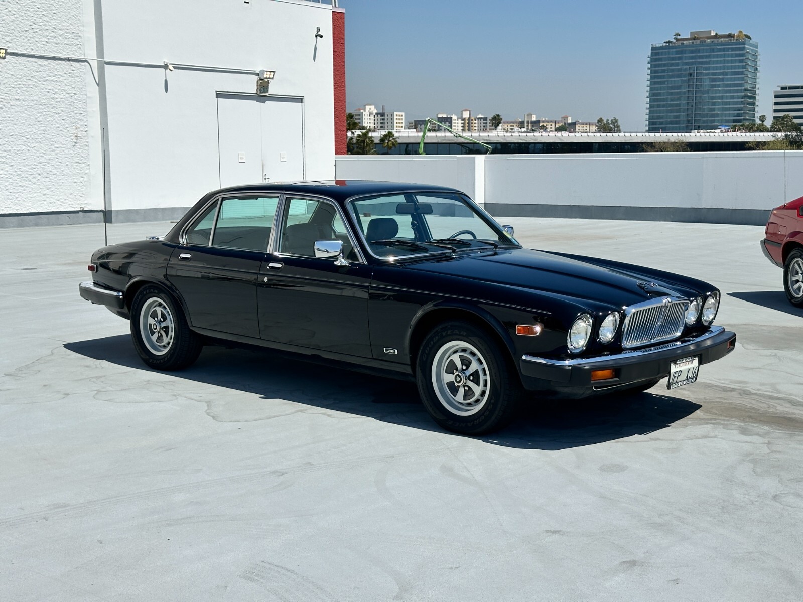 Jaguar-XJ-1985-Sedan