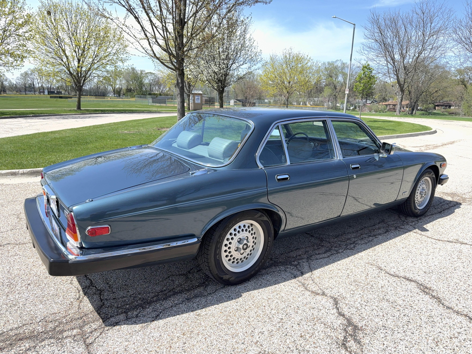 Jaguar-XJ6-1986-Sedan-10