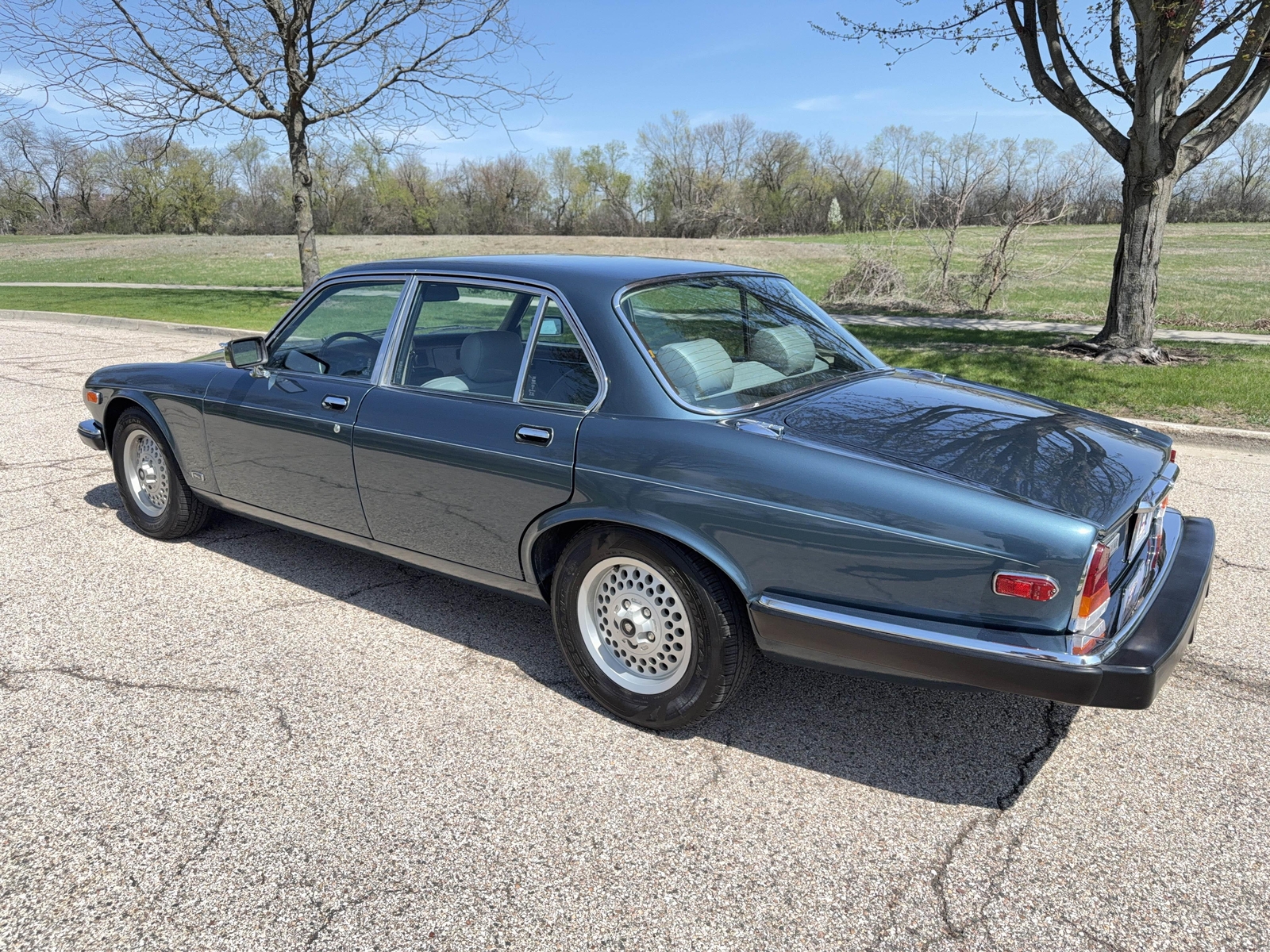 Jaguar-XJ6-1986-Sedan-16