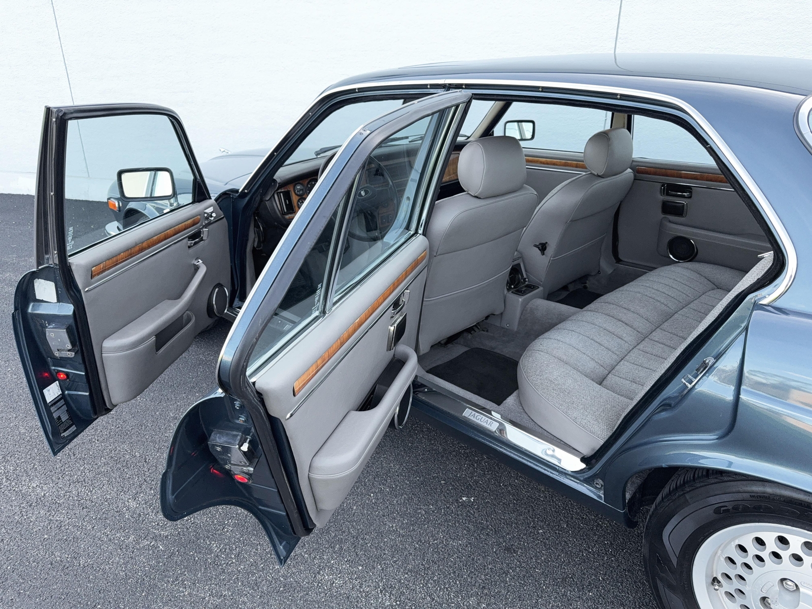 Jaguar-XJ6-1986-Sedan-20
