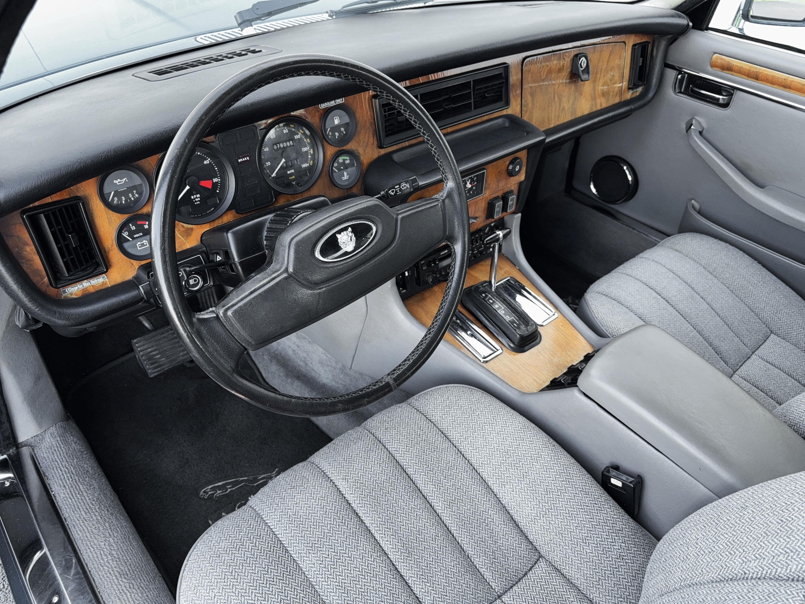 Jaguar-XJ6-1986-Sedan-21