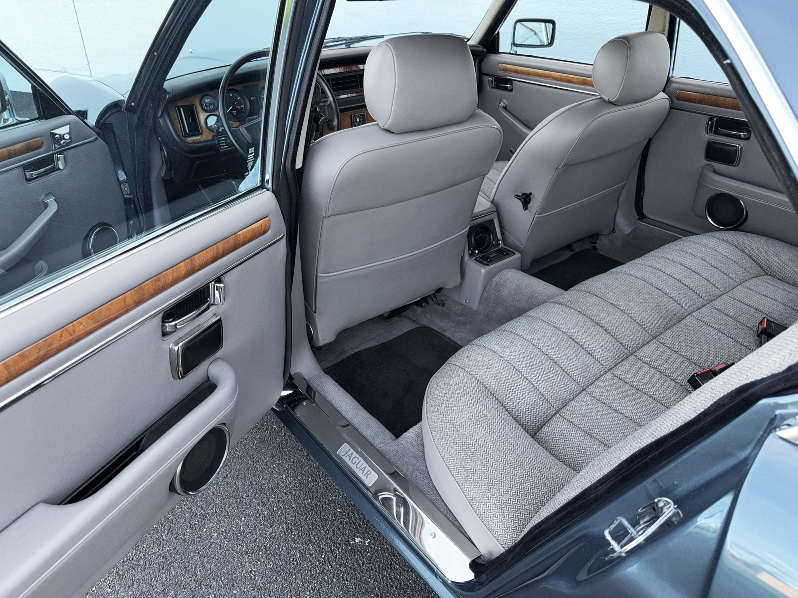 Jaguar-XJ6-1986-Sedan-23