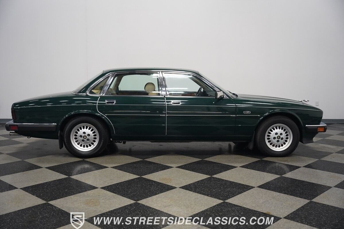 Jaguar-XJ6-1988-Sedan-17