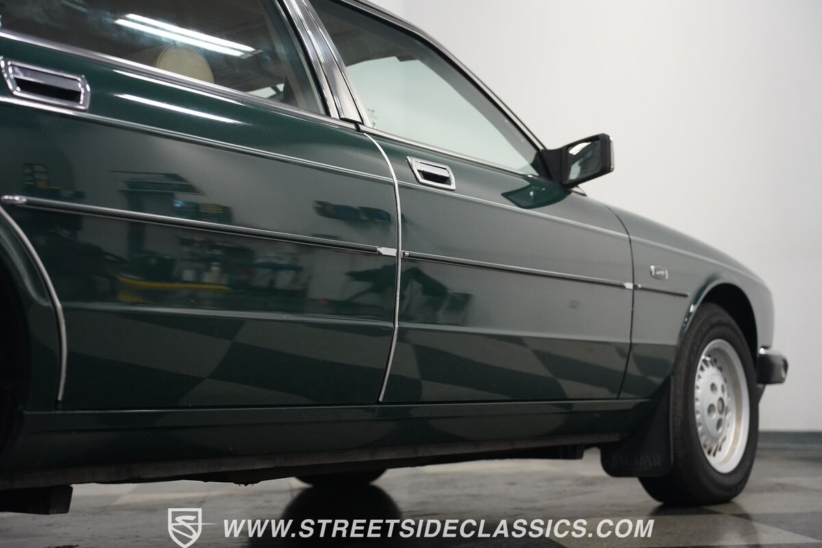 Jaguar-XJ6-1988-Sedan-32