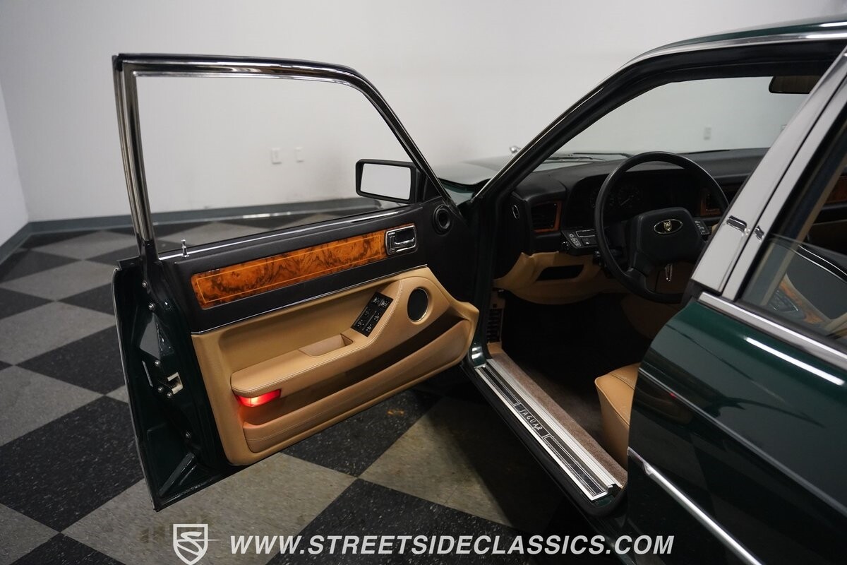 Jaguar-XJ6-1988-Sedan-39