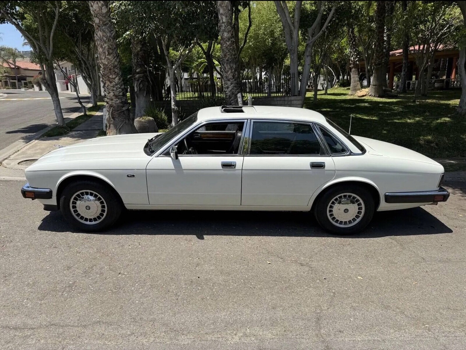 Jaguar-XJ6-1992-Sedan-10
