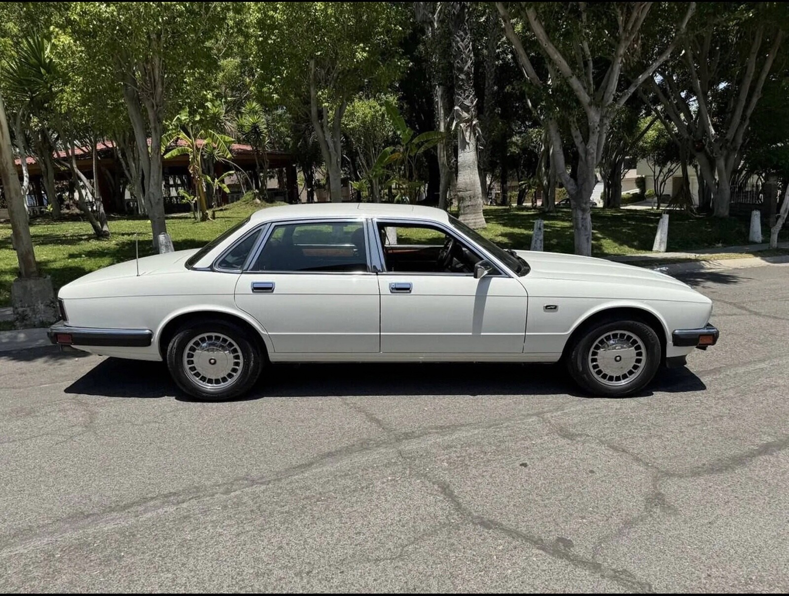 Jaguar-XJ6-1992-Sedan-3
