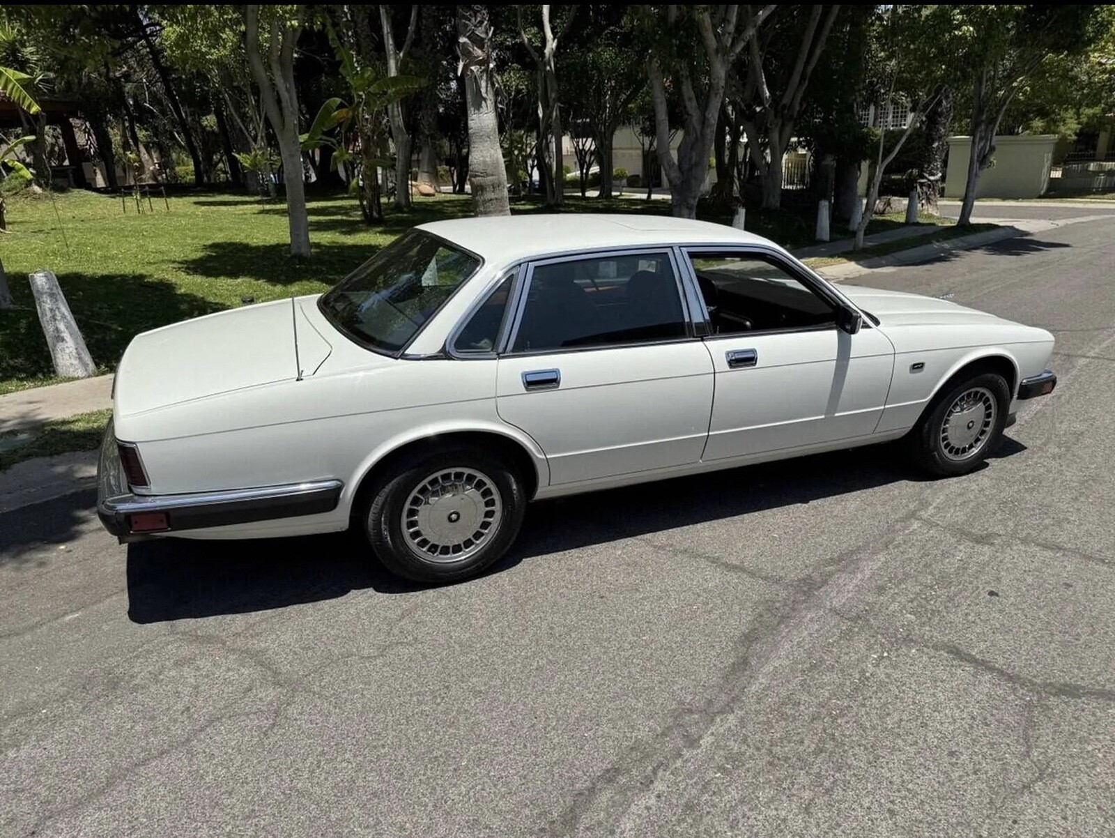 Jaguar-XJ6-1992-Sedan-5
