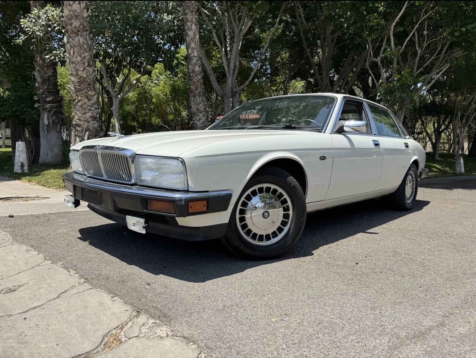 Jaguar-XJ6-1992-Sedan-7