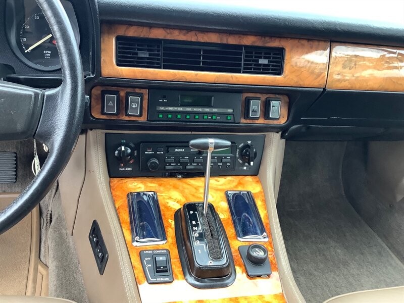 Jaguar-XJ8-1988-Convertible-21