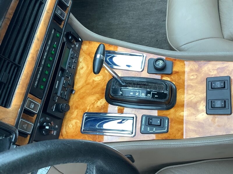 Jaguar-XJ8-1988-Convertible-22