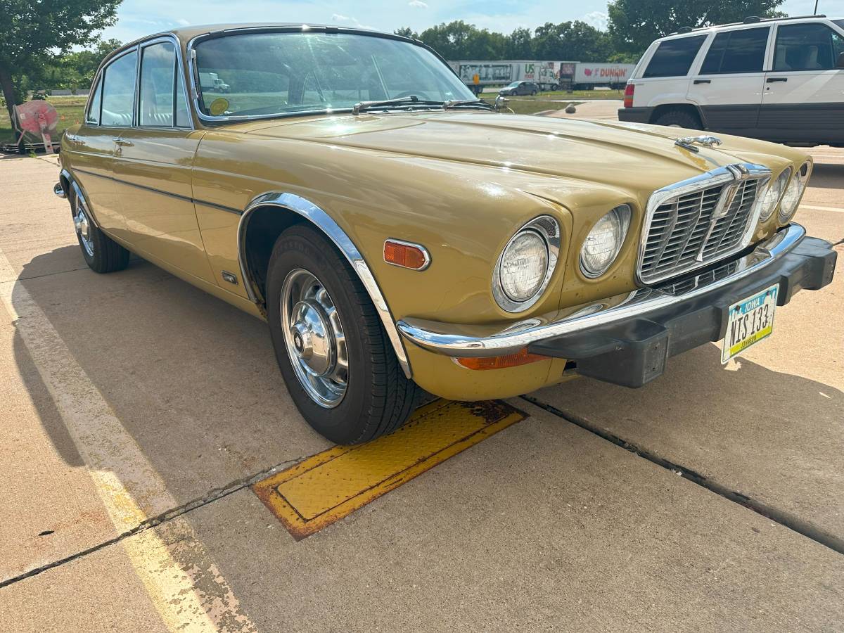 Jaguar-Xj-12-1974-yellow-2