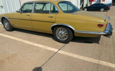 Jaguar-Xj-12-1974-yellow