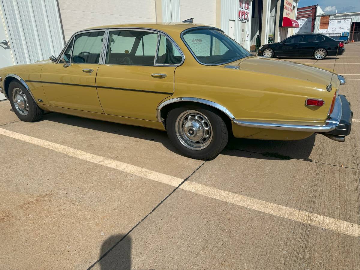 Jaguar Xj-12  1974 yellow